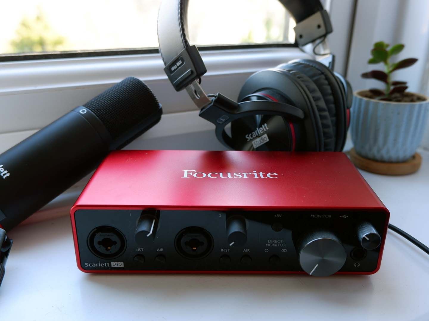 Focusrite Scarlett 2i2 Studio Set Mic Headphones and Sound Card